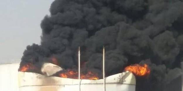 آتش‌سوزی مهیب مخازن قیر در غرب بندرعباس+فیلم