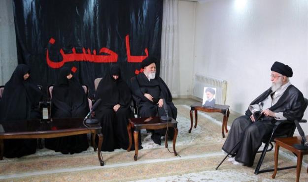 رهبر انقلاب در منزل آیت‌الله رئیسی حضور یافتند
