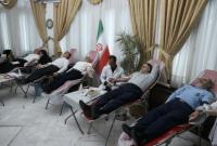 عکس پُربازدید از عراقچی در حال اهدای خون