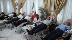 عکس پُربازدید از عراقچی در حال اهدای خون