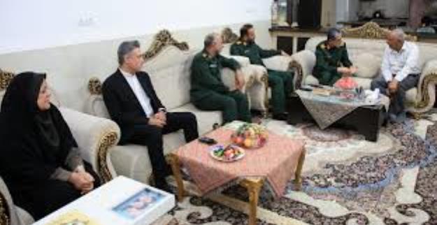 تجلیل از پرستار بازنشسته هرمزگانی در قالب طرح «نسیم رحمت»