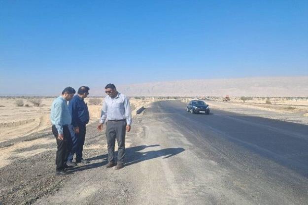 بازدید میدانی مسئولان ایمنی اداره کل راهداری و حمل و نقل جاده ای استان هرمزگان از محورهای بندرخمیر