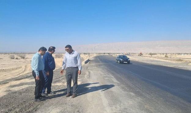بازدید میدانی مسئولان ایمنی اداره کل راهداری و حمل و نقل جاده ای استان هرمزگان از محورهای بندرخمیر