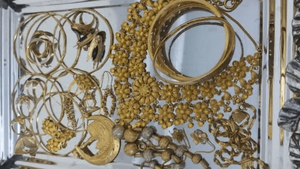 بانوان مینابی ۱۲۷ گرم طلا به جبهه مقاومت اهدا کردند