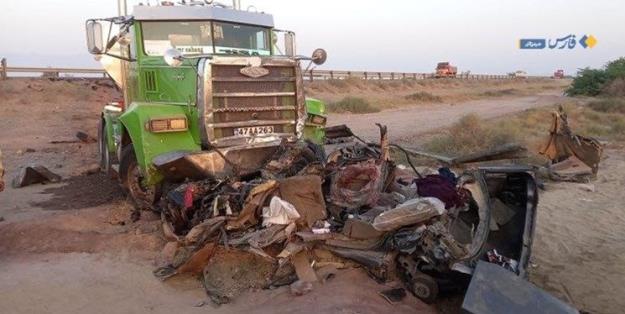 جزییات تصادف خونین پژو با کامیون جاده بندرعباس - خمیر/ چگونه 8 عضو یک خانواده قربانی شدند+عکس