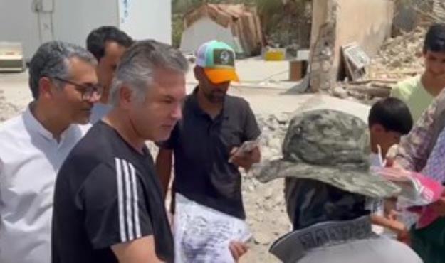  «استیلی» پیراهن تیم ملی را به زلزله‌زدگان هرمزگانی هدیه کرد