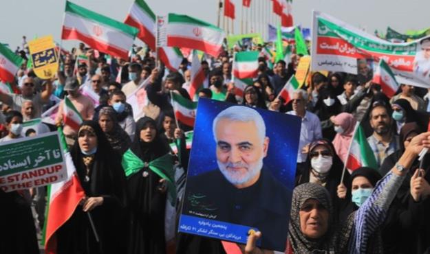 گفت‌وگو با مردم و مسؤولان در راهپیمایی بندرعباس