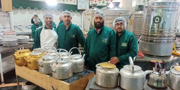 خدمت عاشقانه خادمیاران هرمزگانی در چایخانه حضرت رضا(ع)+عکس